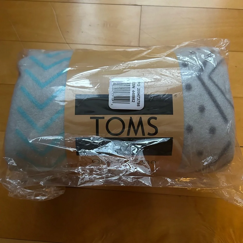 NWT TOMS Light Gray Aqua Blue Chevron Blanket 50x60 Polar Fleece Blanket NEW